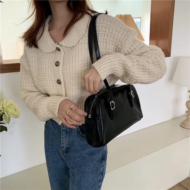 Sac à main noir et chic pour femme, style rétro. Pochette élégante en similicuir, tendance actuelle.