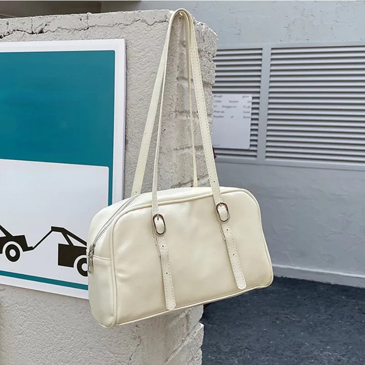 Vue intérieure du sac à main rétro rectangulaire, montrant le compartiment pour les essentiels féminins.