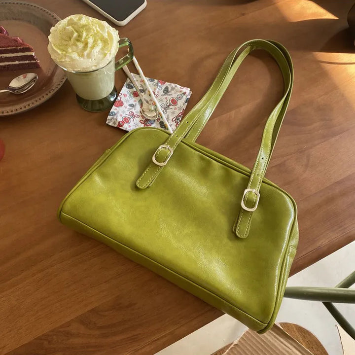 Pochette rectangulaire noire, style rétro chic. Sac à main similicuir, accessoire élégant pour femme.