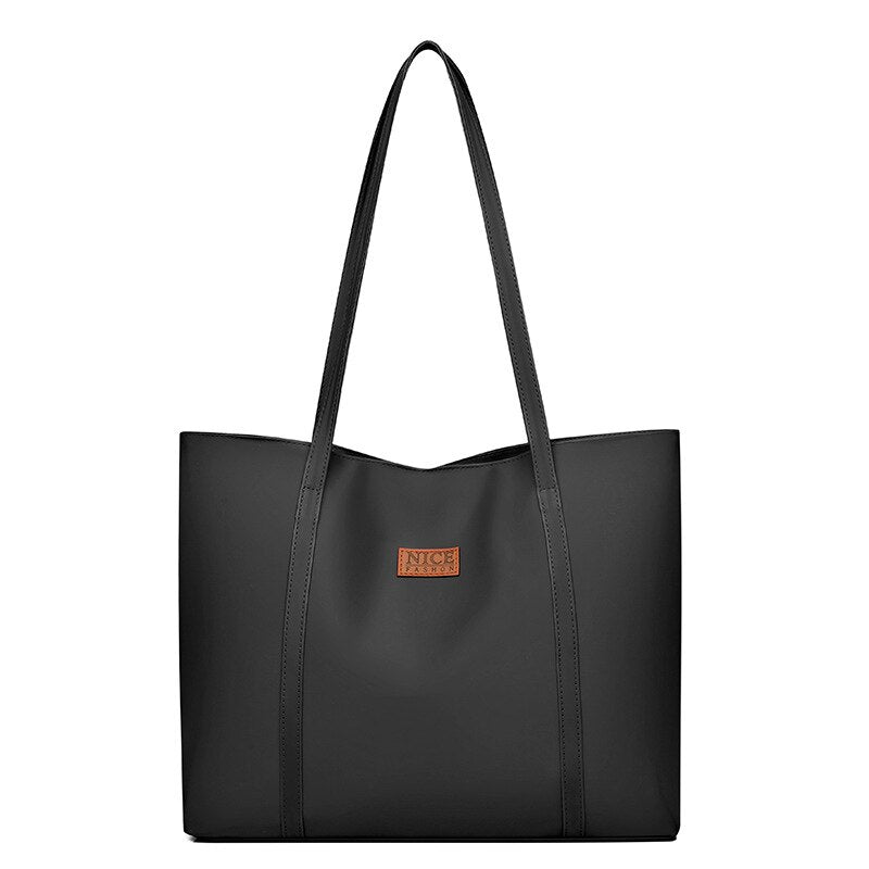 Sac à main rectangulaire noir élégant pour femmes, parfait accessoire mode et pratique.