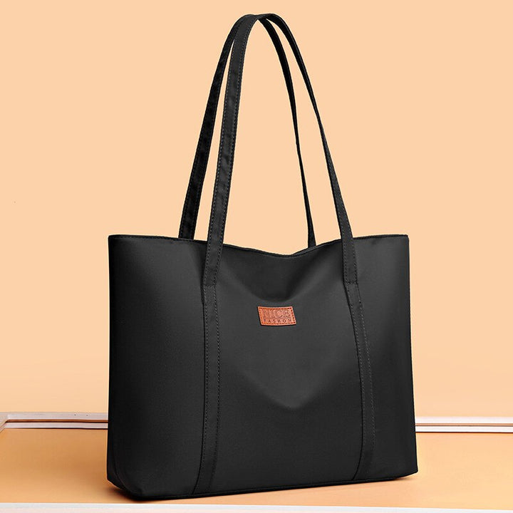 Sac à main rectangulaire noir imperméable pour femmes, idéal pour le quotidien.