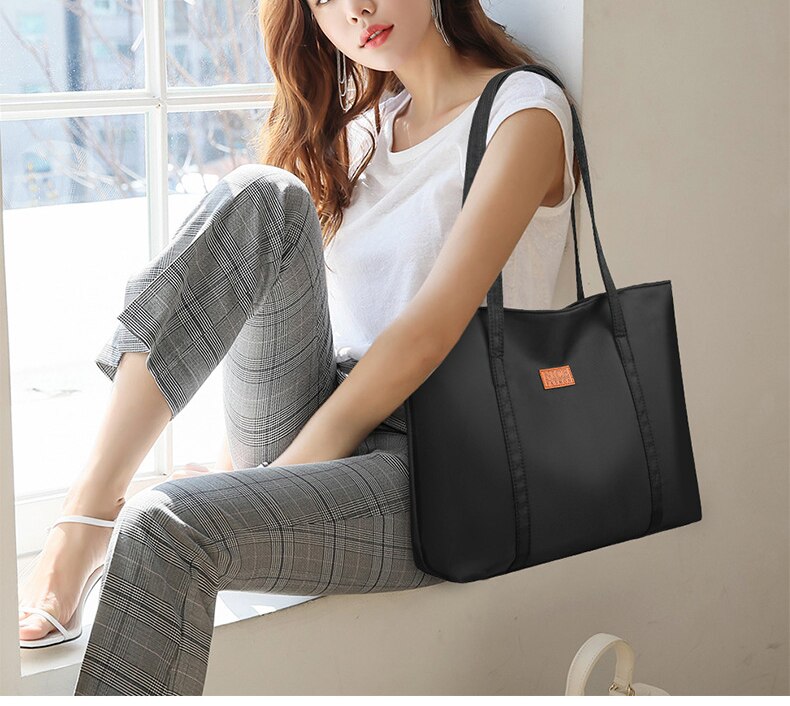 Sac à main rectangulaire noir pour femmes, design chic et pratique.