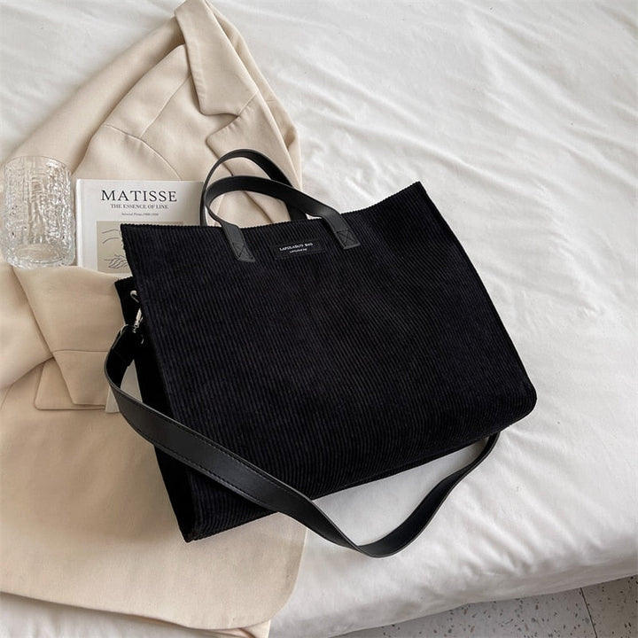 Sac à main rigide classique noir en velours pour femmes, mode élégante et pratique.