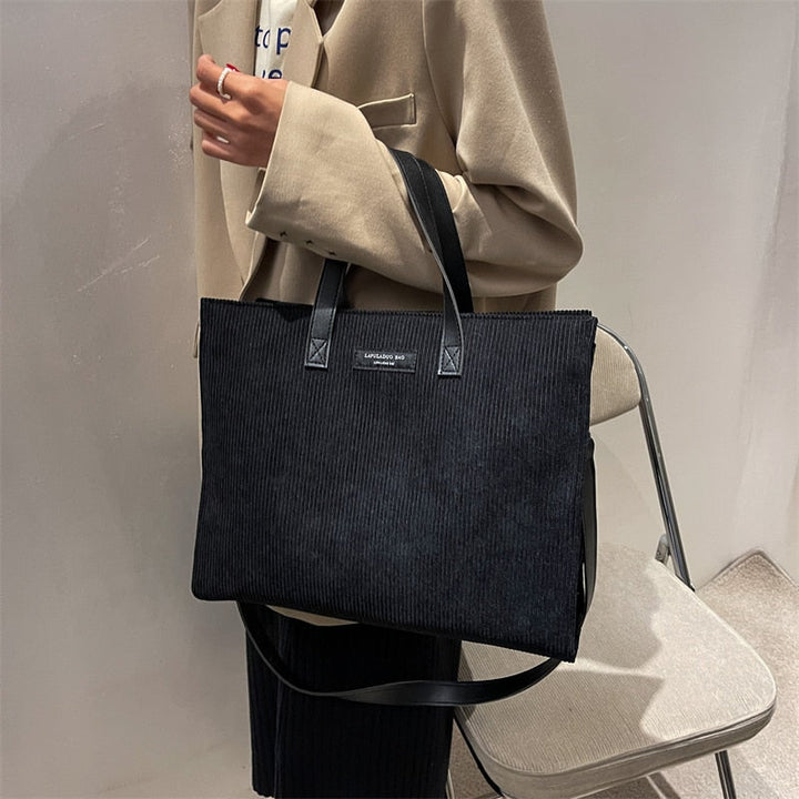Grand cabas noir rigide pour femmes, texture velours, idéal pour un look chic et quotidien.