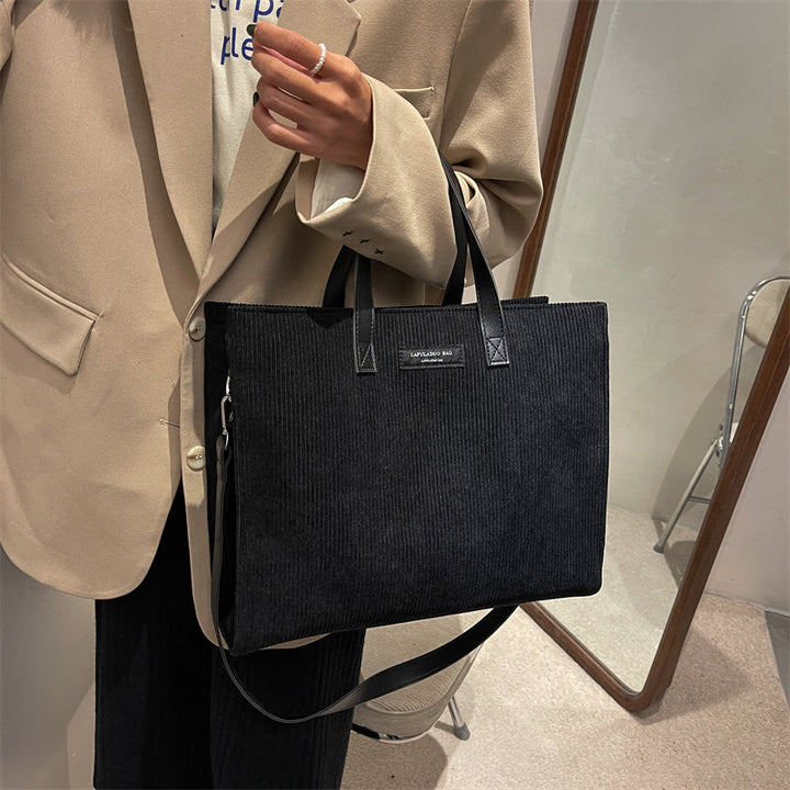 Sac à main rigide noir en velours, design classique et élégant pour femme, mode intemporelle.