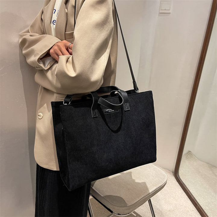 Cabas noir rigide pour femme, velours doux, grand et pratique, parfait pour les essentiels.