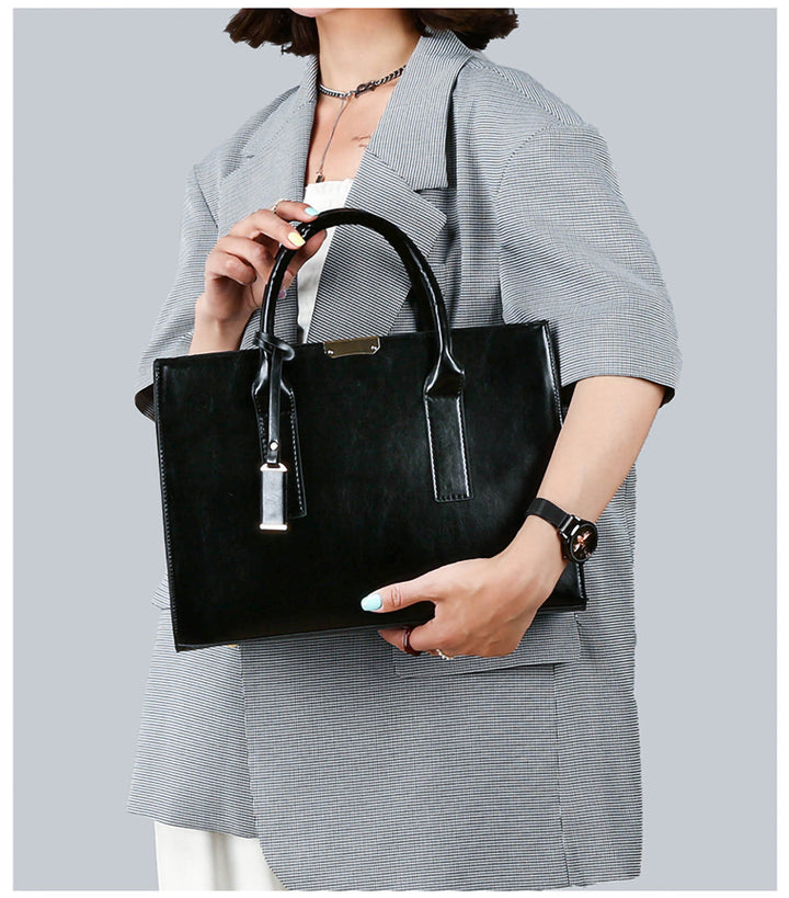 Sac rigide Juliana noir pour femme, porté épaule ou en bandoulière, accessoire mode polyvalent et chic