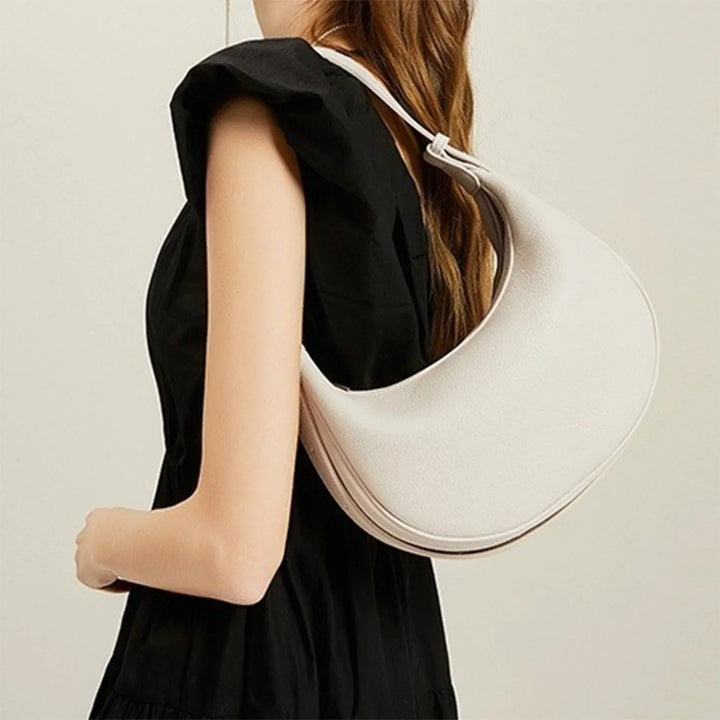 Sac à main rond beige, idéal pour un usage quotidien ou une soirée élégante.