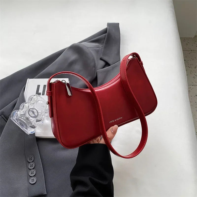Sac femme rouge compact et chic, parfait comme accessoire de mode ou sac de soirée élégant, en cuir PU.