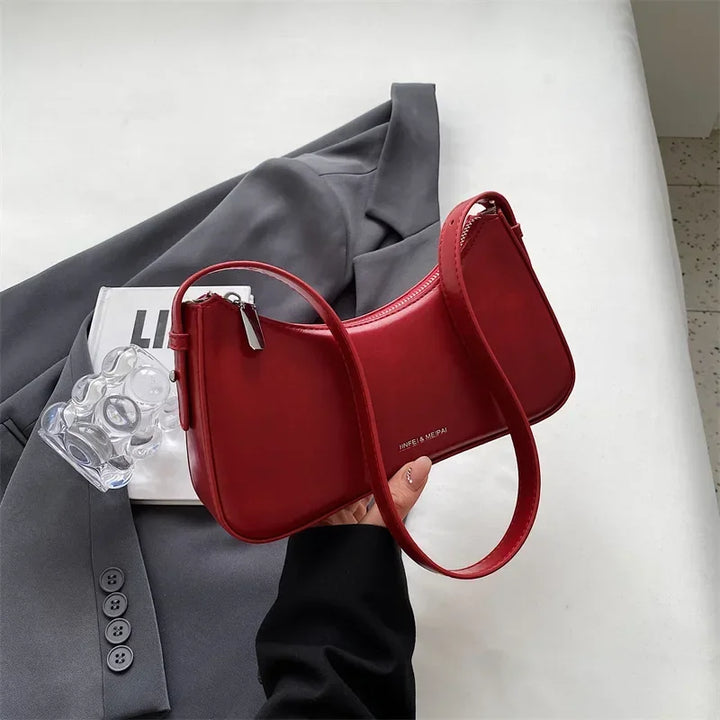 Sac femme rouge compact et chic, parfait comme accessoire de mode ou sac de soirée élégant, en cuir PU.