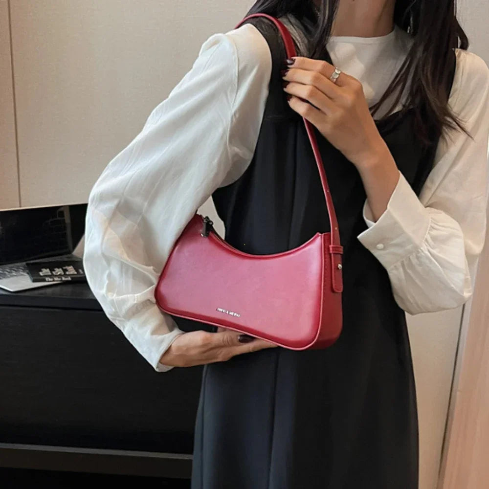 Sac à main rouge vif en cuir PU pour femme, design élégant et compact, accessoire tendance avec bandoulière.