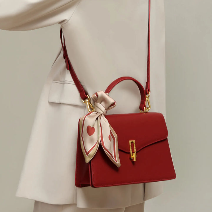 Sac à main rouge luxe pour femme en cuir avec bandoulière élégante. Accessoire mode féminine chic.