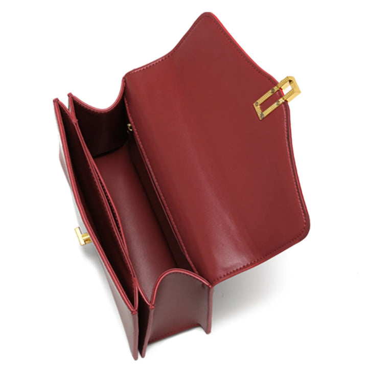Sac à main luxe rouge profond pour femme, avec bandoulière ajustable. Idéal pour un look élégant.