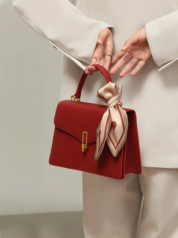 Élégant sac à main rouge en cuir pour femme. Accessoire mode de luxe avec bandoulière. Cadeau parfait.