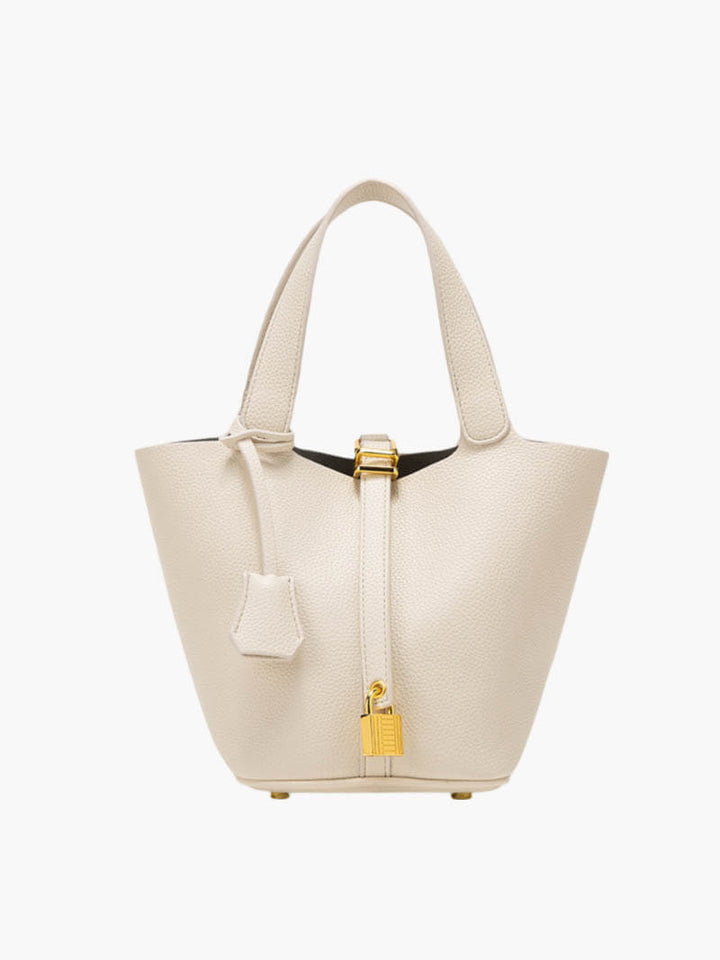 Sac à main noir structuré en cuir pour femme. Indispensable, allie style et praticité.