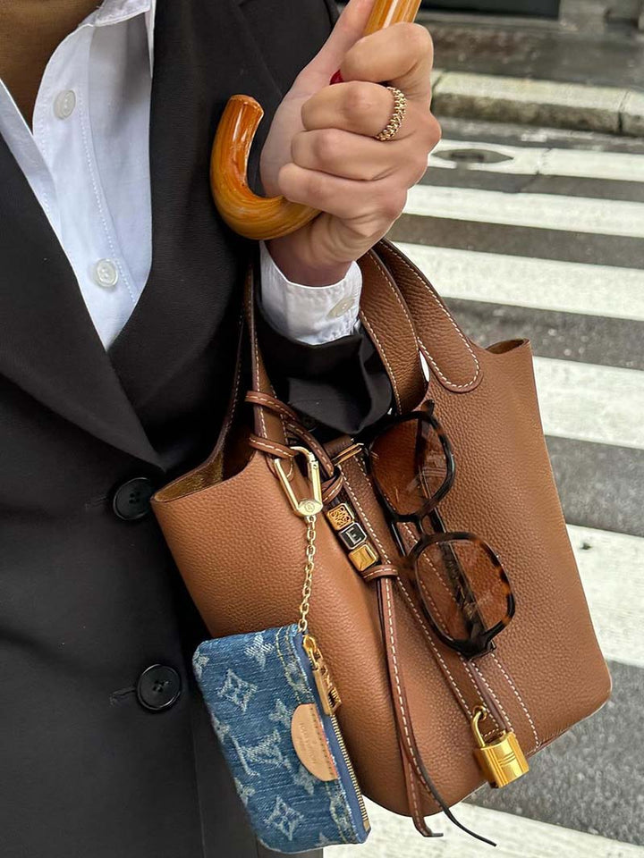 Sac à main structuré femme couleur kaki. Élégant et moderne, pour un style affirmé.