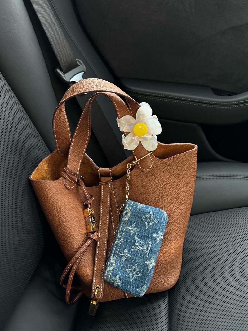 Sac à main structuré femme, design élégant et lignes épurées. L'accessoire chic pour toute occasion.