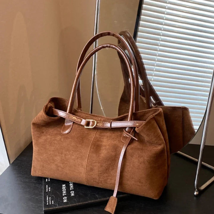 Sac à main suédine marron élégant pour femme, style polyvalent et chic.