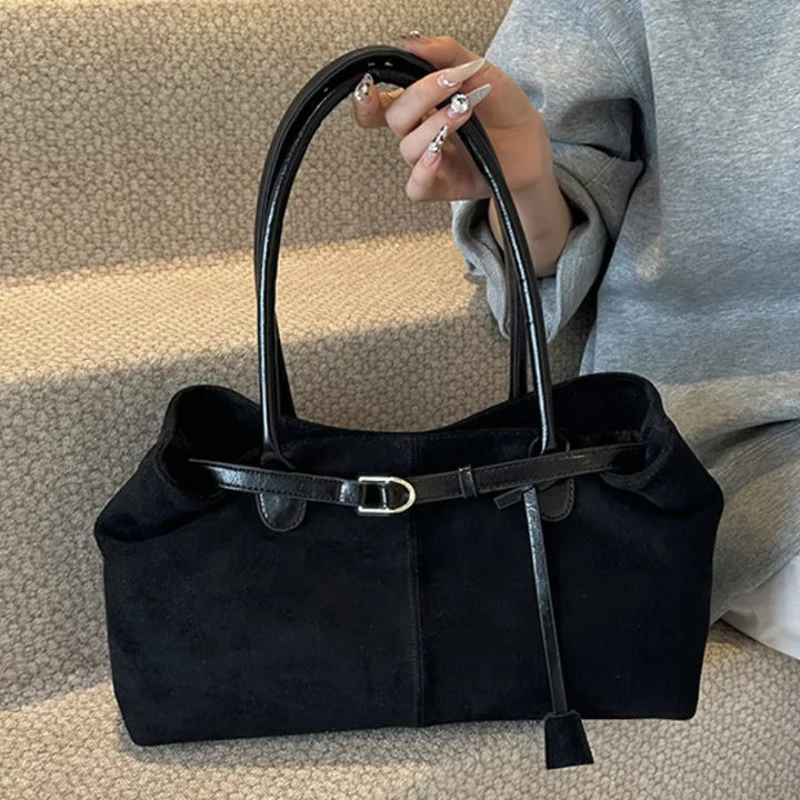 Sac à main femme en suédine noire, accessoire de mode élégant et intemporel.