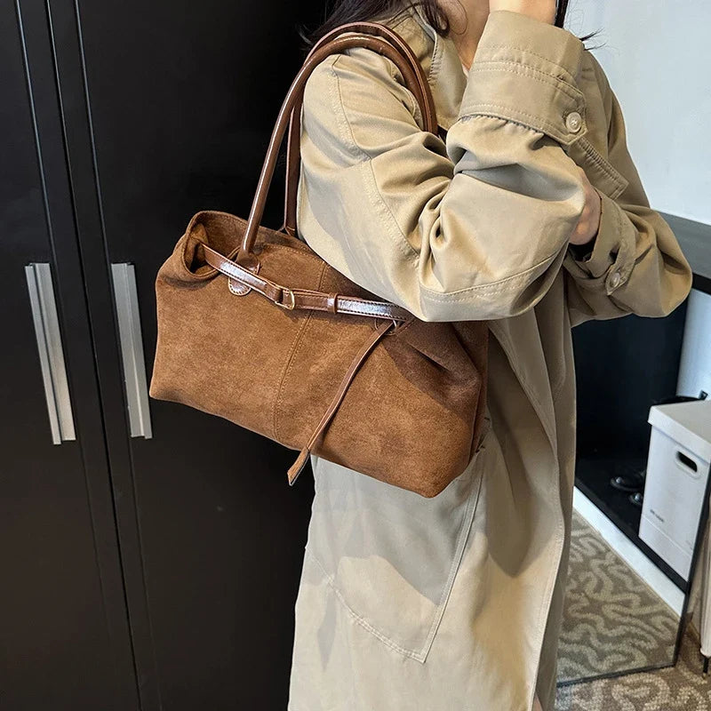 Sac cabas suédine polyvalent pour femme, idéal pour un look chic au quotidien.