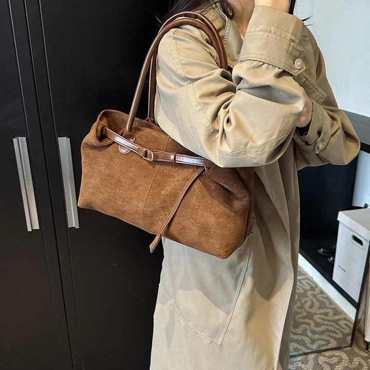 Sac cabas suédine polyvalent pour femme, idéal pour un look chic au quotidien.