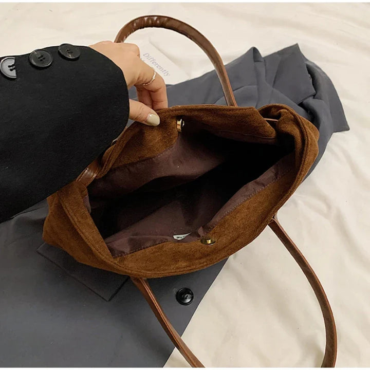 Sac à main femme en suédine douce, design élégant et moderne, couleur marron.