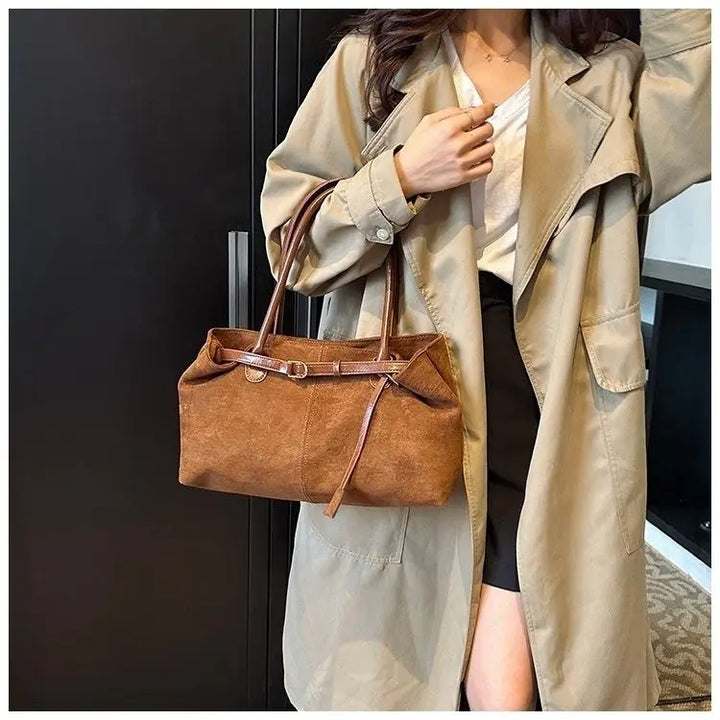 Sac à main femme en suédine texturée, accessoire de mode chic et raffiné.