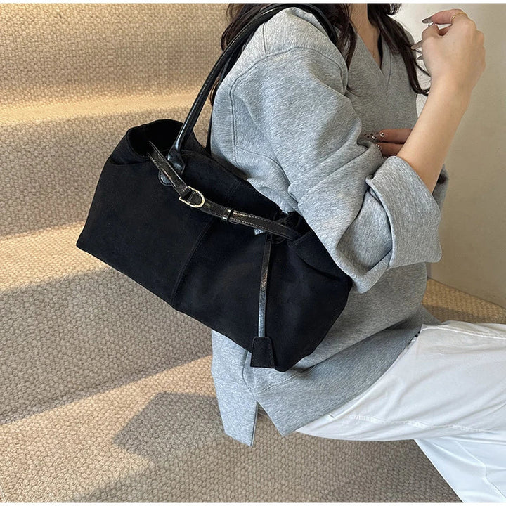 Sac à main suédine pour femme, élégant accessoire polyvalent et tendance.