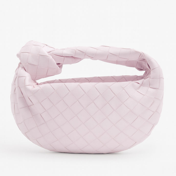 Sac à main femme chic avec motif tissé détaillé. Accessoire élégant en cuir synthétique mode française.