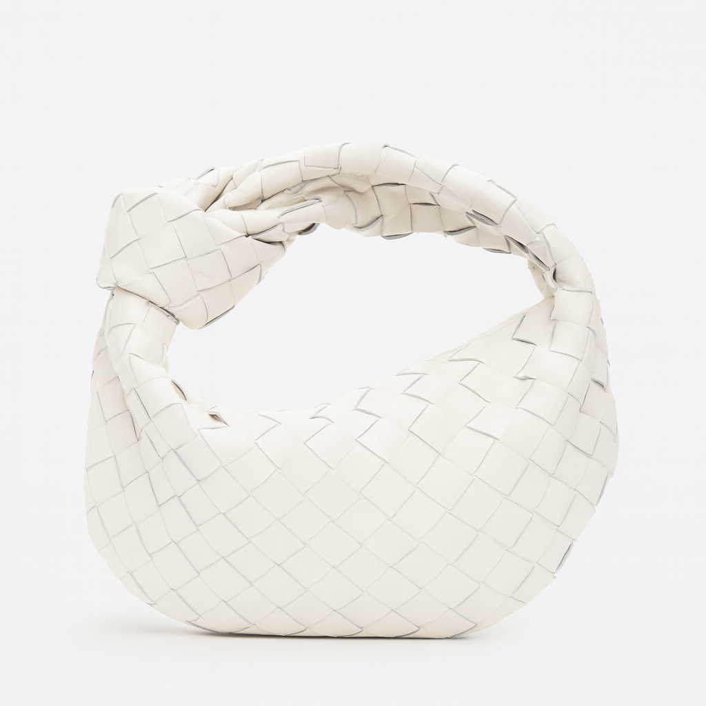 Sac femme chic en cuir synthétique tissé. Accessoire mode élégant pour un style français moderne.
