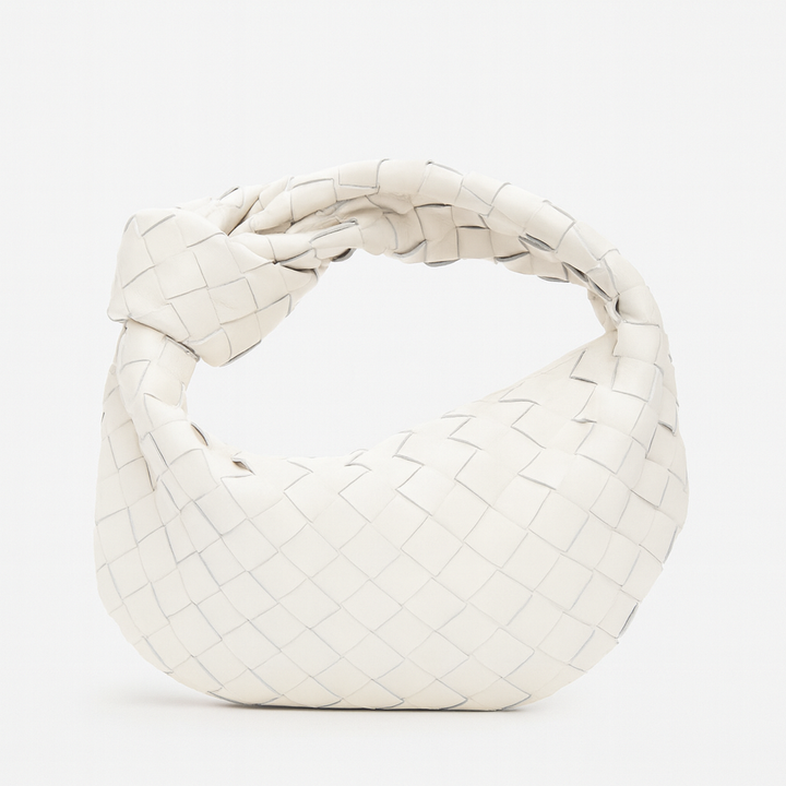 Sac femme chic en cuir synthétique tissé. Accessoire mode élégant pour un style français moderne.