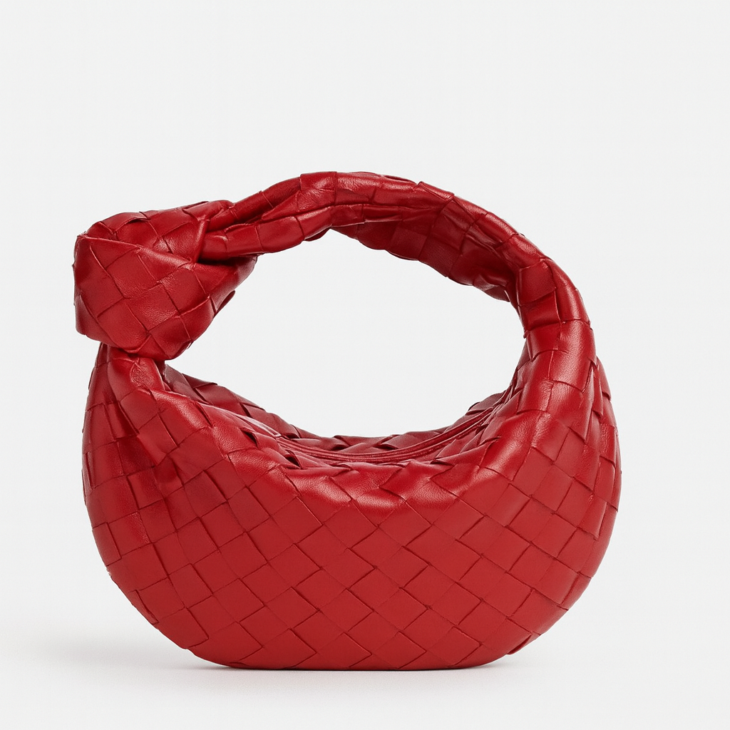 Sac bandoulière tissé chic pour femme. Accessoire mode élégant en cuir synthétique, style français.