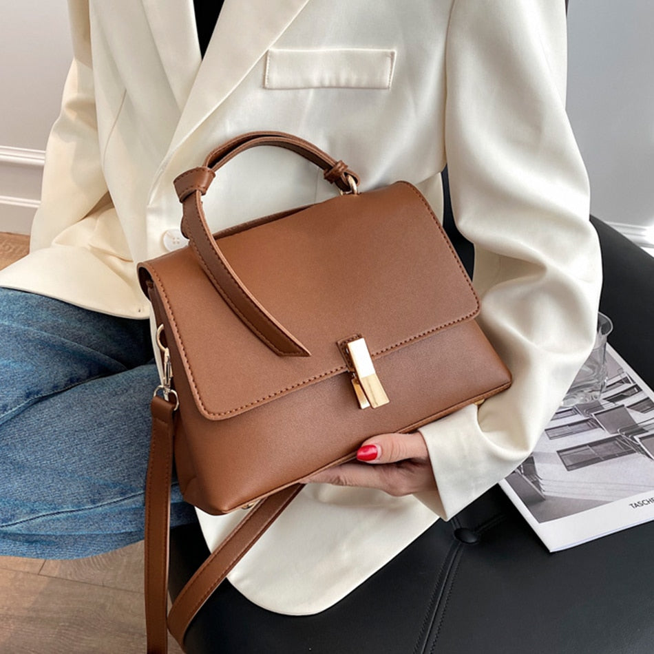 Sac à main trapèze élégant beige porté épaule, avec anse unique et bandoulière amovible, en similicuir texturé