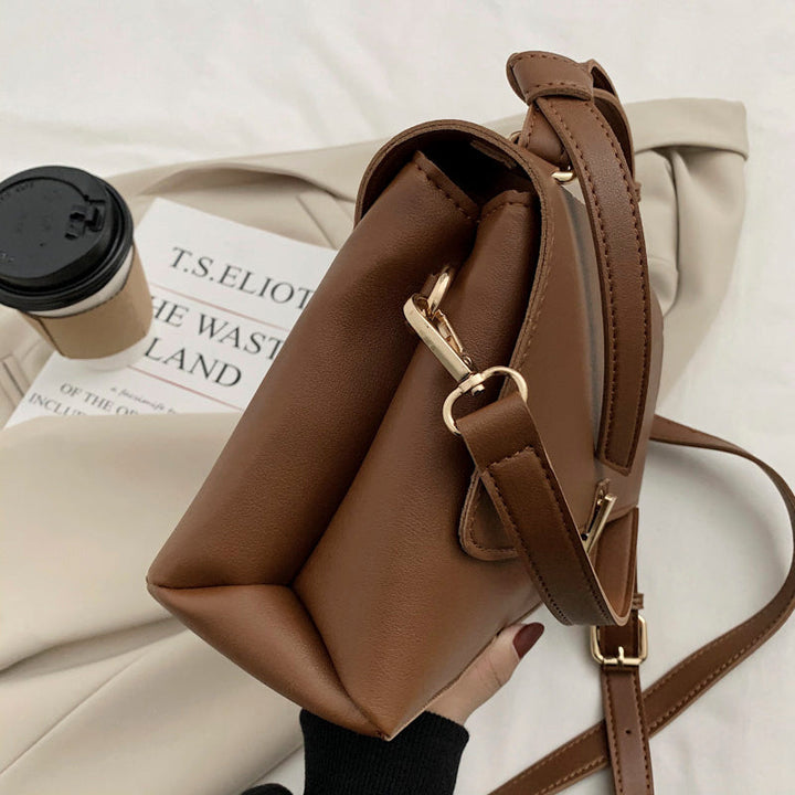 Vue de dos d'un sac à main trapèze noir, montrant le design propre et les coutures de qualité supérieure