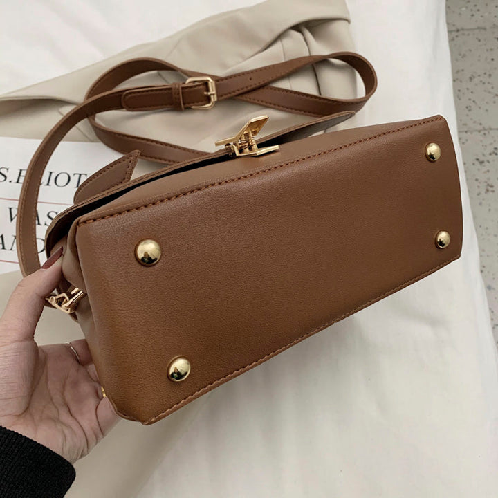 Collection de sacs à main trapèze élégants: beige, noir, marron et blanc, pour s'adapter à toutes les tenues
