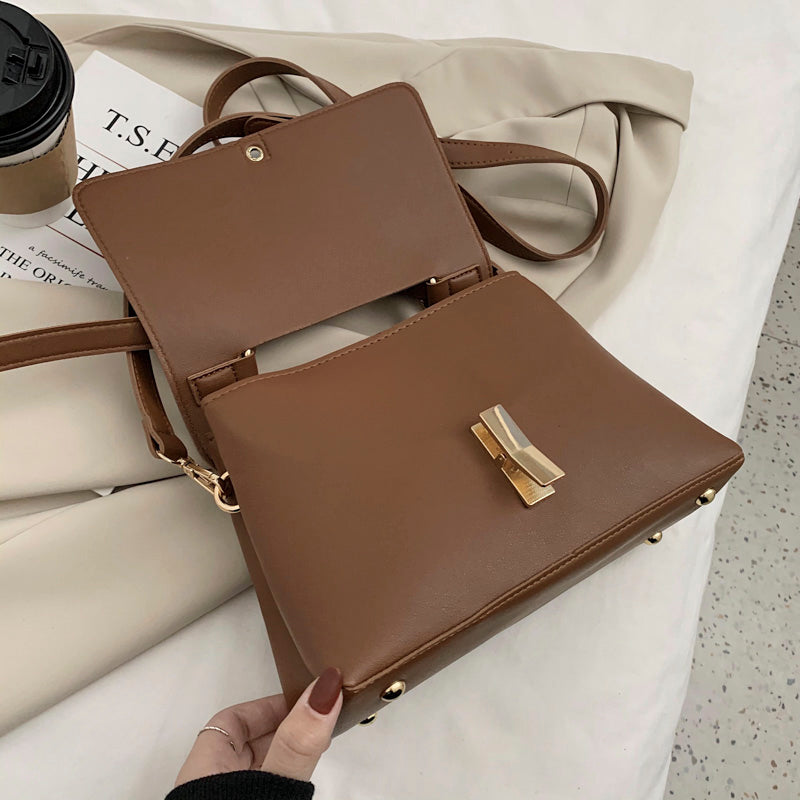 Sac à main trapèze beige et son portefeuille assorti, ensemble d'accessoires mode harmonieux et sophistiqué