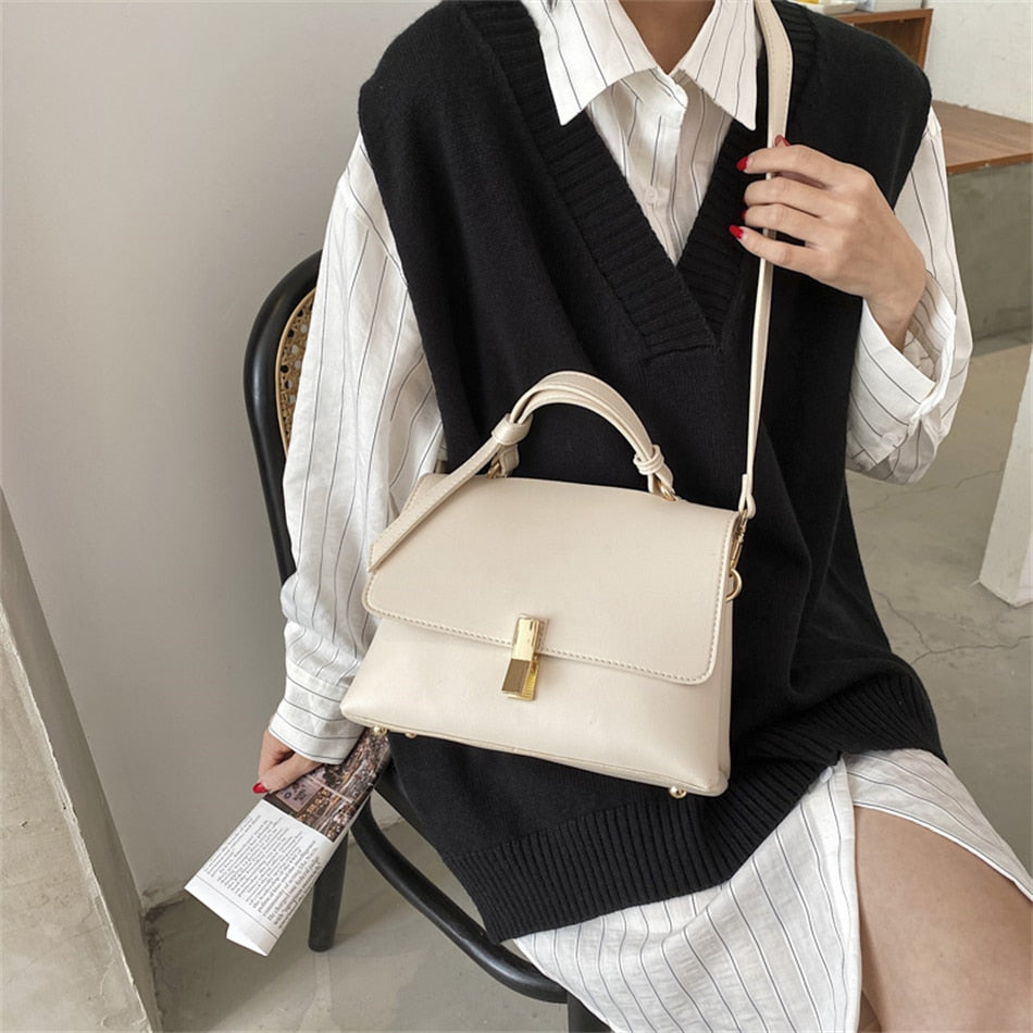 Sac à main trapèze noir en similicuir, design épuré, anse supérieure et bandoulière, idéal accessoire mode femme