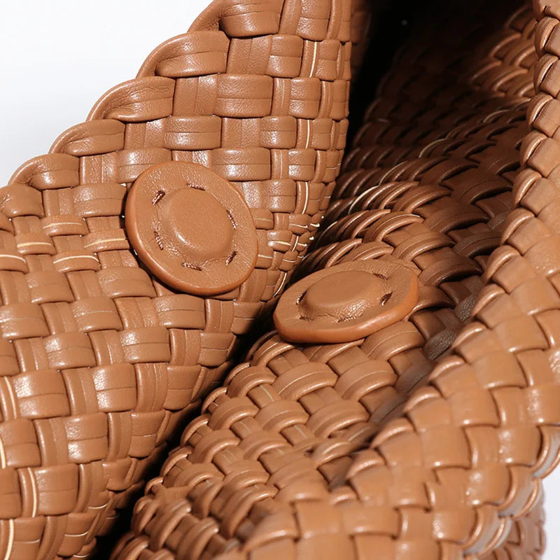 Sac à main Freya tressé, couleur sobre et chic, parfait comme sac bandoulière pour femme moderne