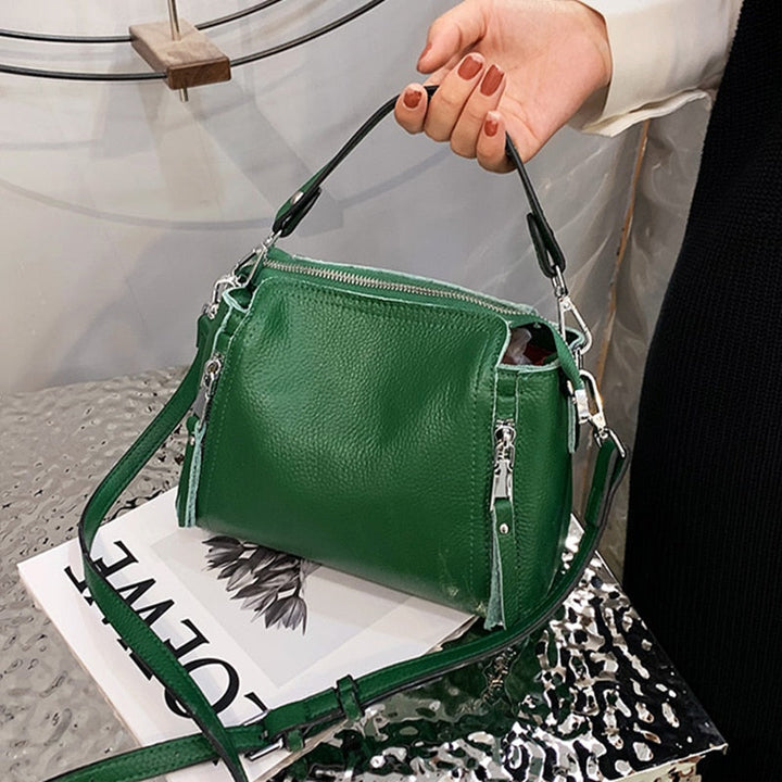 Sac à main femme chic en cuir vert, avec bandoulière réglable, accessoire de mode élégant et polyvalent.