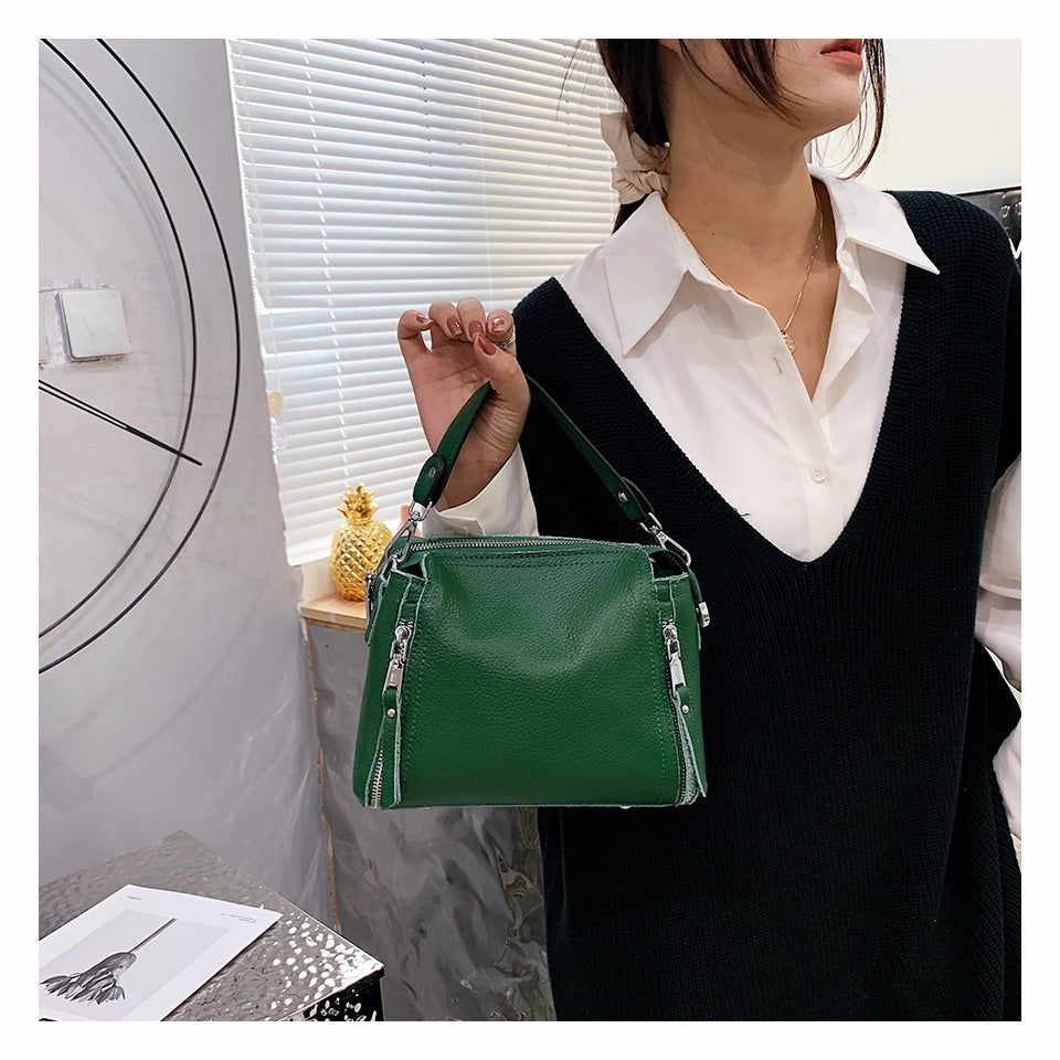 Magnifique sac à main en cuir vert foncé pour femme, design moderne et finition impeccable, parfait pour toute occasion.