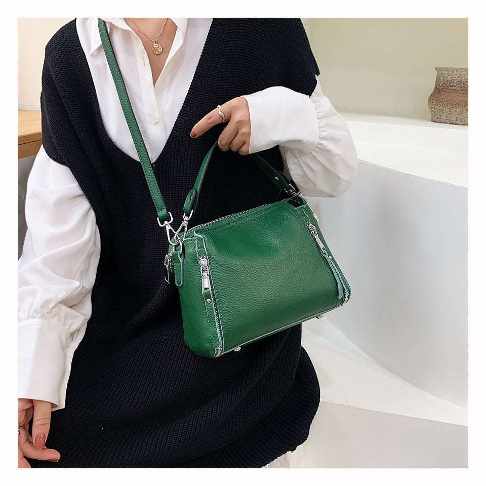 Accessoire de mode: sac à main élégant en cuir vert. Idéal pour un look chic et décontracté au quotidien.