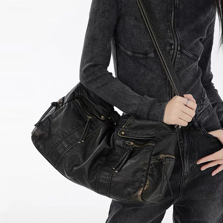 Sac à main élégant vintage en cuir PU noir, avec détails bronze. Accessoire mode rétro pour femmes actives.
