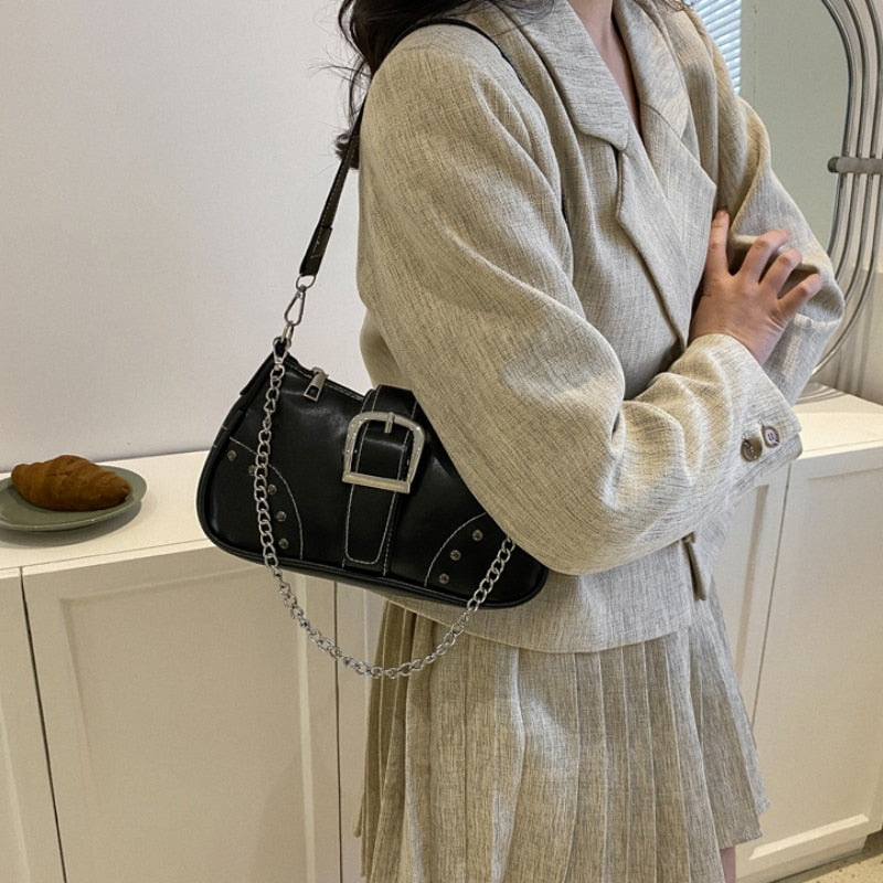Élégant sac à main noir pour femmes en simili cuir. Accessoire mode rétro polyvalent.