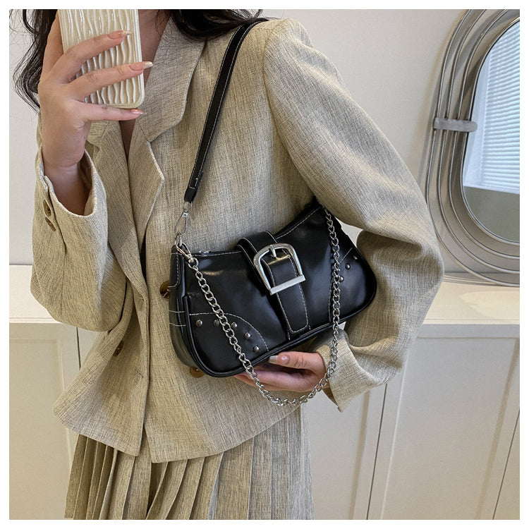 Sac à main rétro noir chic pour femme. Accessoire vintage élégant en simili cuir pour toute occasion.