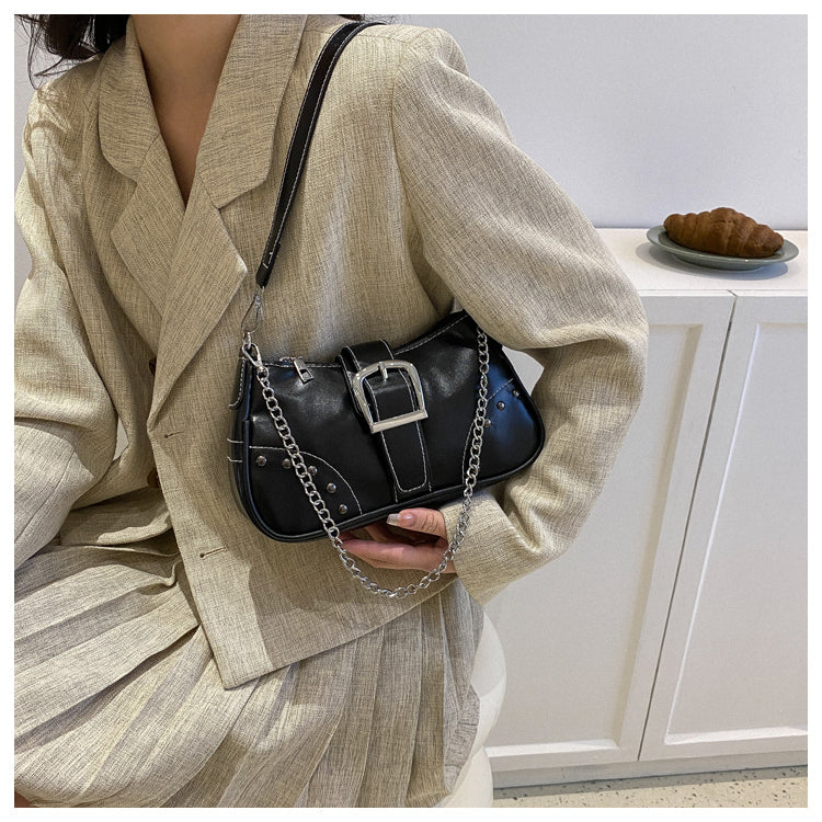 Sac à main vintage noir pour femmes, design rétro raffiné en simili cuir. Un accessoire de mode.