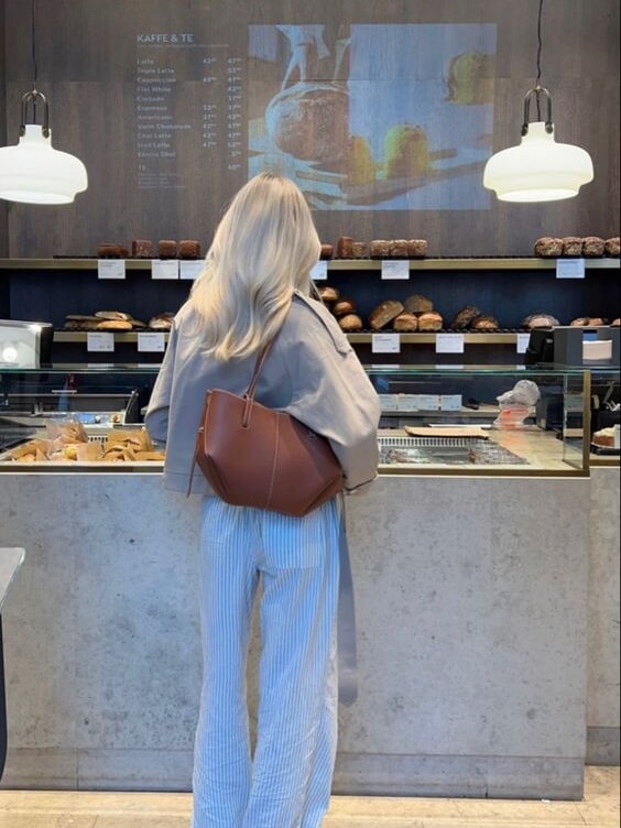 Élégant sac vintage femme, grand fourre-tout, idéal comme sac bandoulière chic et polyvalent.