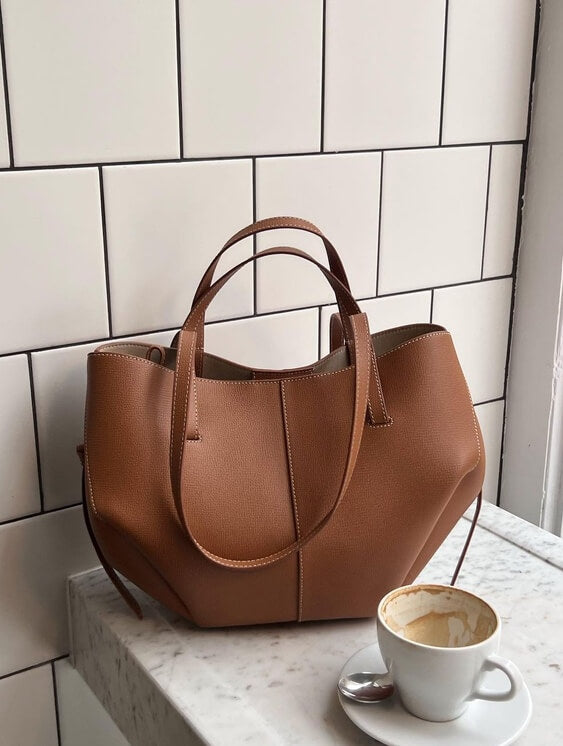 Sac à main surdimensionné vintage pour femme, design chic et spacieux, accessoire mode.