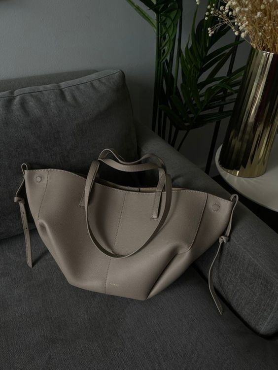 Grand sac à main vintage femme, fourre-tout chic, parfait pour un look décontracté et élégant.