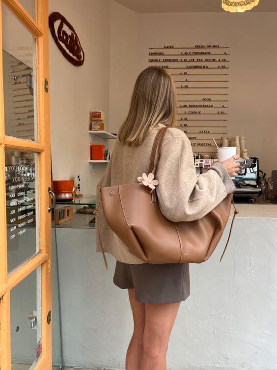Grand sac femme vintage, fourre-tout spacieux et élégant, chic et fonctionnel pour femme.