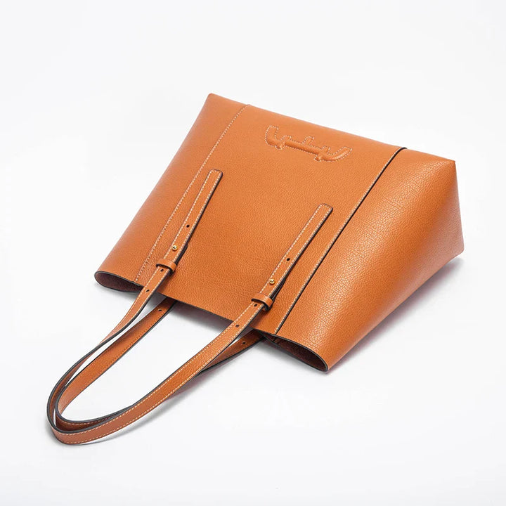 Gros plan sur le grain fin du cuir synthétique du sac Olympe, couleur noire, montrant la qualité du matériau.